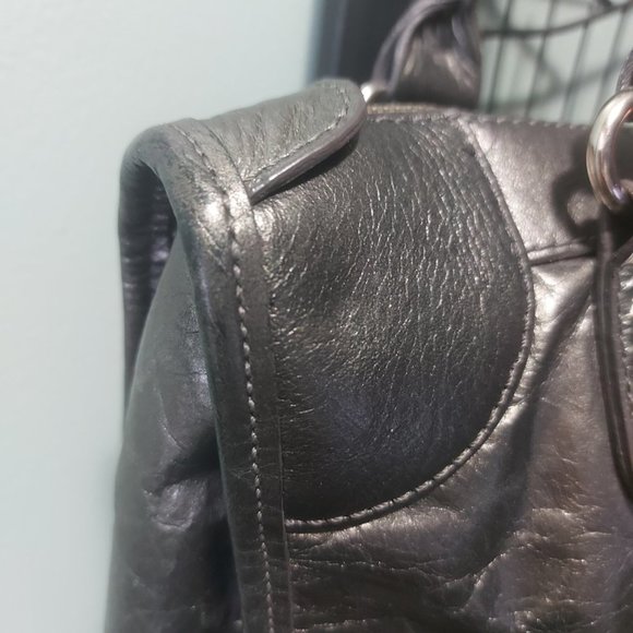 Elegant Black Leather Handbag - Picture 10 of 15